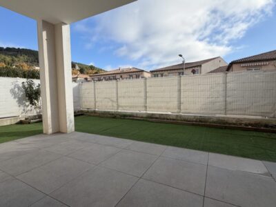 Saint Zacharie - Appartement type 2 de 44 m², 30 m² jardin / terrasse