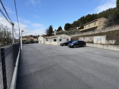 Emplacement stratégique – 19 000 véhicules / jour Une visibilité exceptionnelle sur axe passant, idéale pour activité commerciale, artisanale ou investissement locatif.