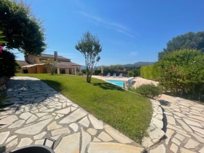 Ensemble immobilier d'exception avec 3 logements sur 2 500 m² de terrain