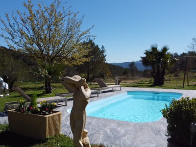 Villa de plain-pied 130 m², 2 chambres, 1 bureau + suite parentale, terrain de 3 706 m² - piscine - AURIOL